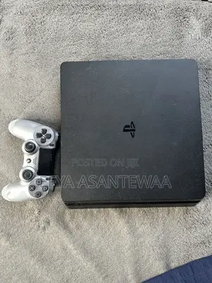 Play Station 4 Slim
