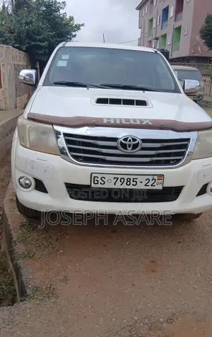 Toyota Hilux SR 4x4 2013 White