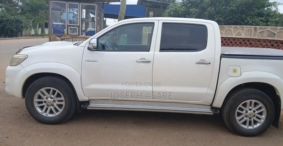 Toyota Hilux SR 4x4 2013 White