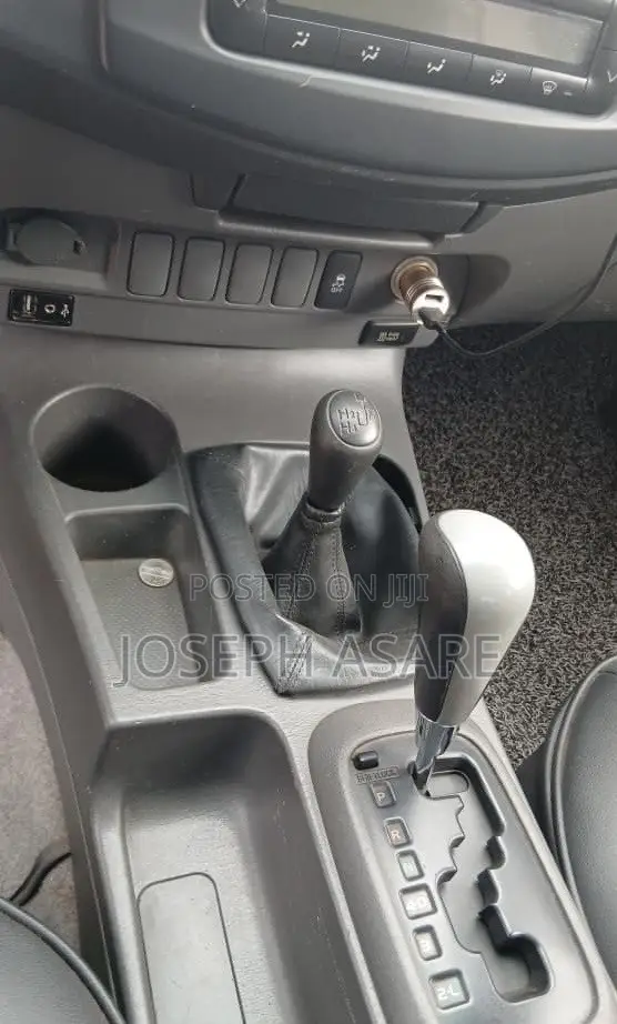 Toyota Hilux SR 4x4 2013 White