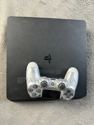 Play Station 4 Slim