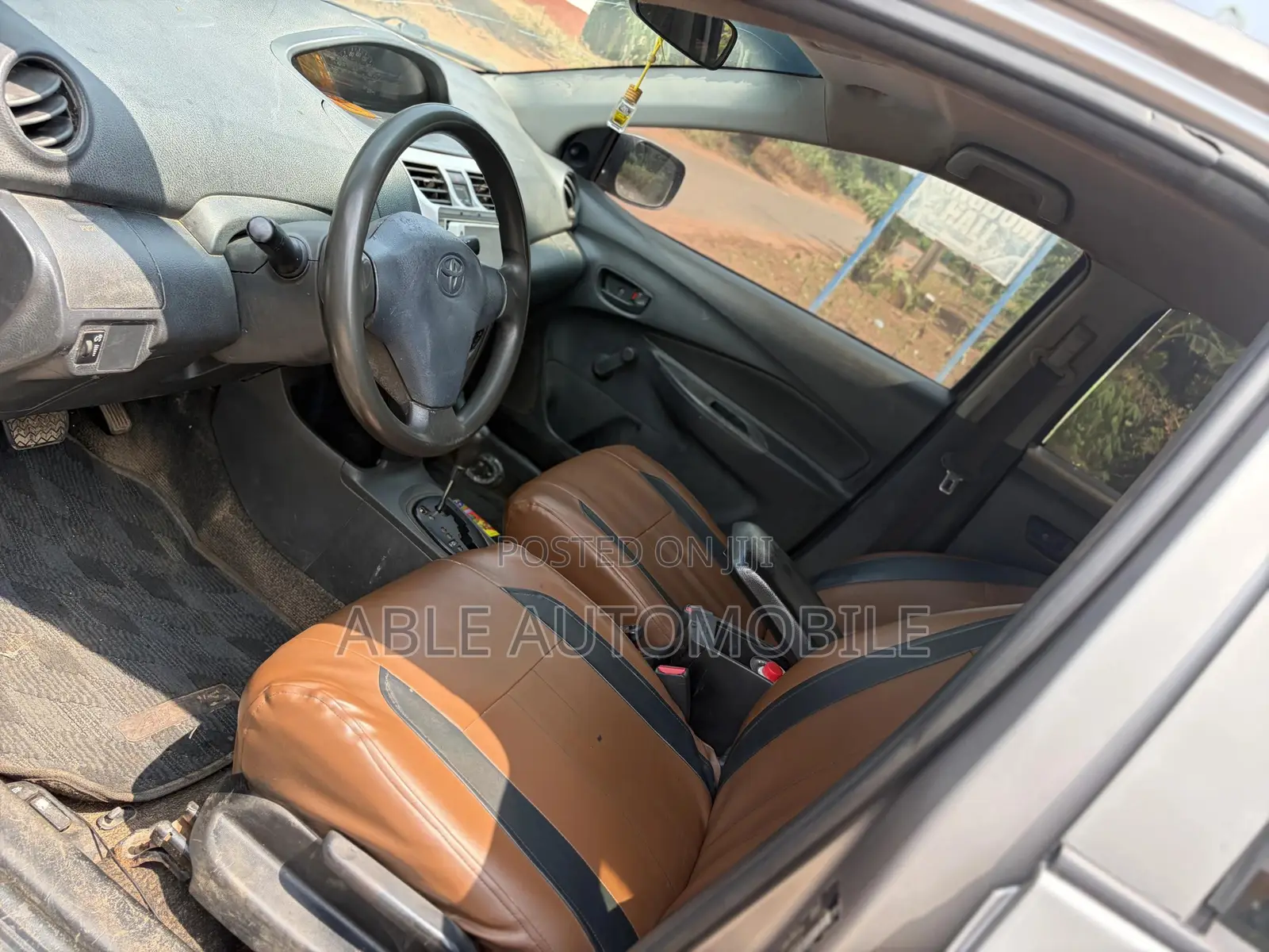 Toyota Yaris Base Sedan 4dr 2010 Silver
