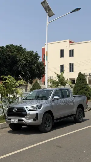 Toyota Hilux 2025 Silver