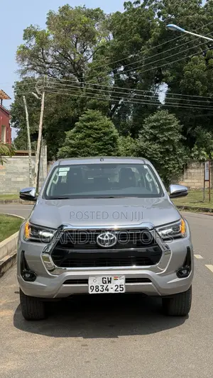 Toyota Hilux 2025 Silver