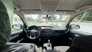 Toyota Hilux 2025 Silver
