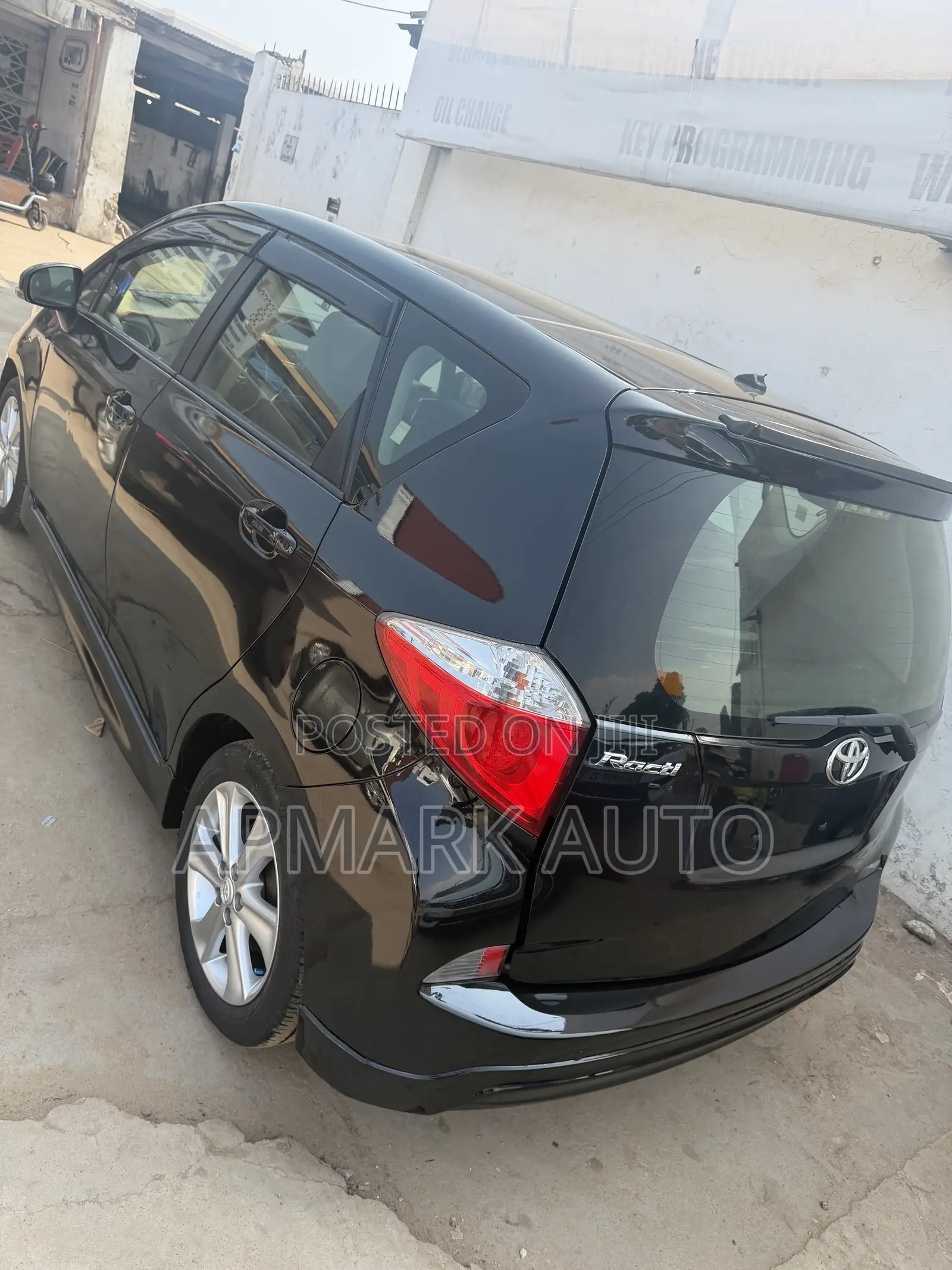 Toyota Ractis 1.5 AWD 2013 Black