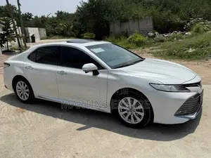 Toyota Camry XLE FWD (2.5L 4cyl 8AM) 2018 White