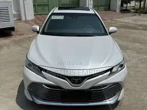 Toyota Camry XLE FWD (2.5L 4cyl 8AM) 2018 White