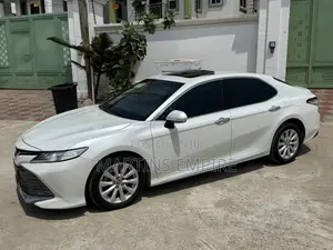 Toyota Camry XLE FWD (2.5L 4cyl 8AM) 2018 White