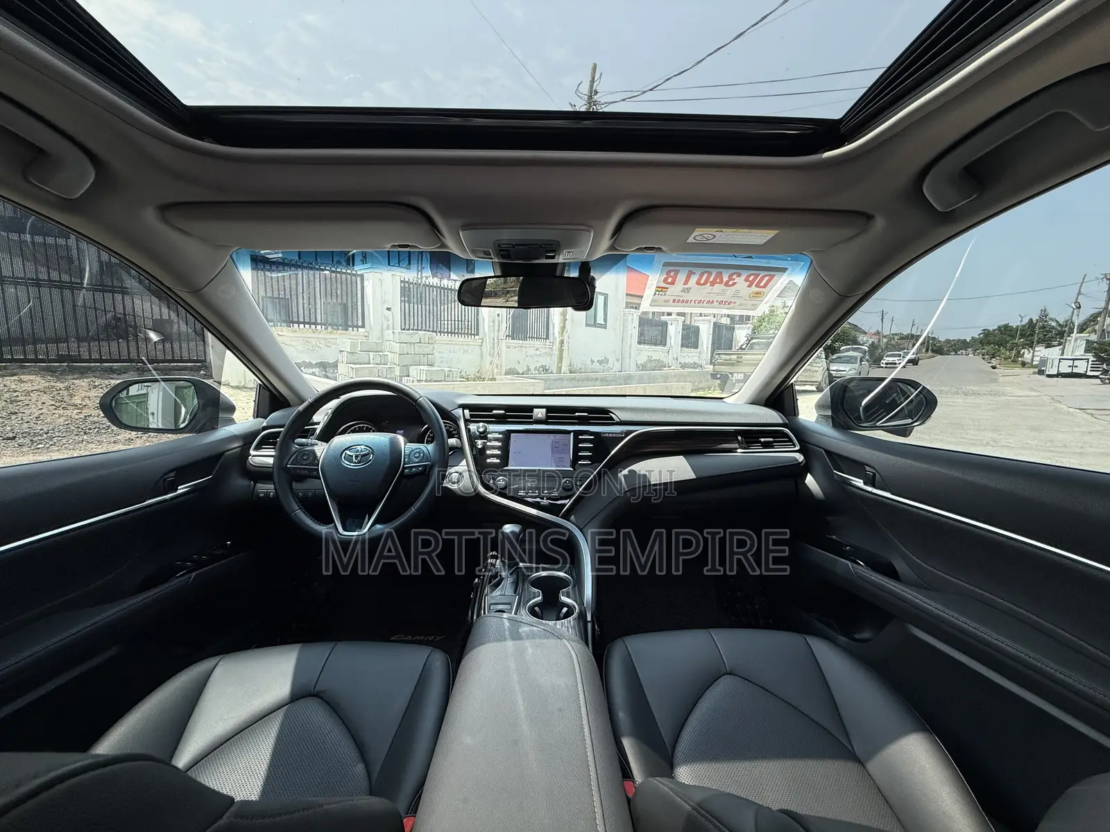 Toyota Camry XLE FWD (2.5L 4cyl 8AM) 2018 White