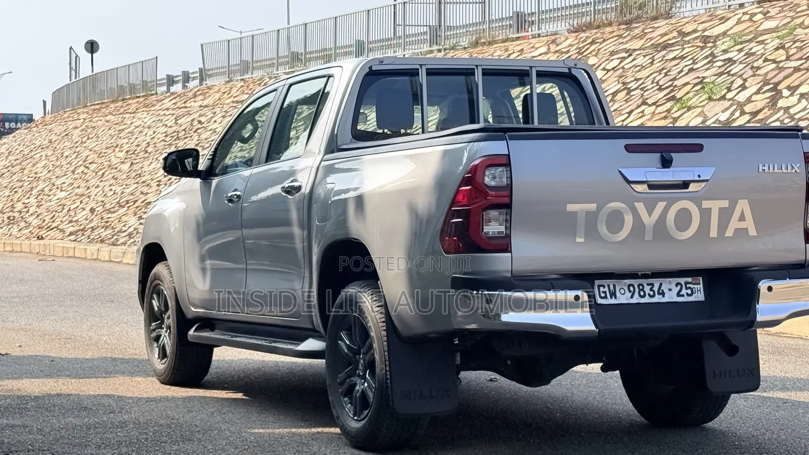 Toyota Hilux 2025 Silver