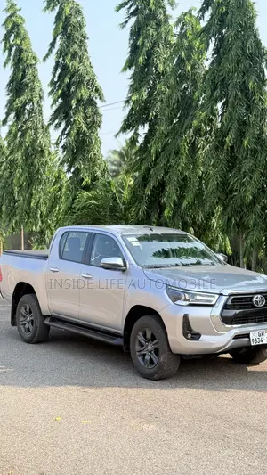 Toyota Hilux 2025 Silver