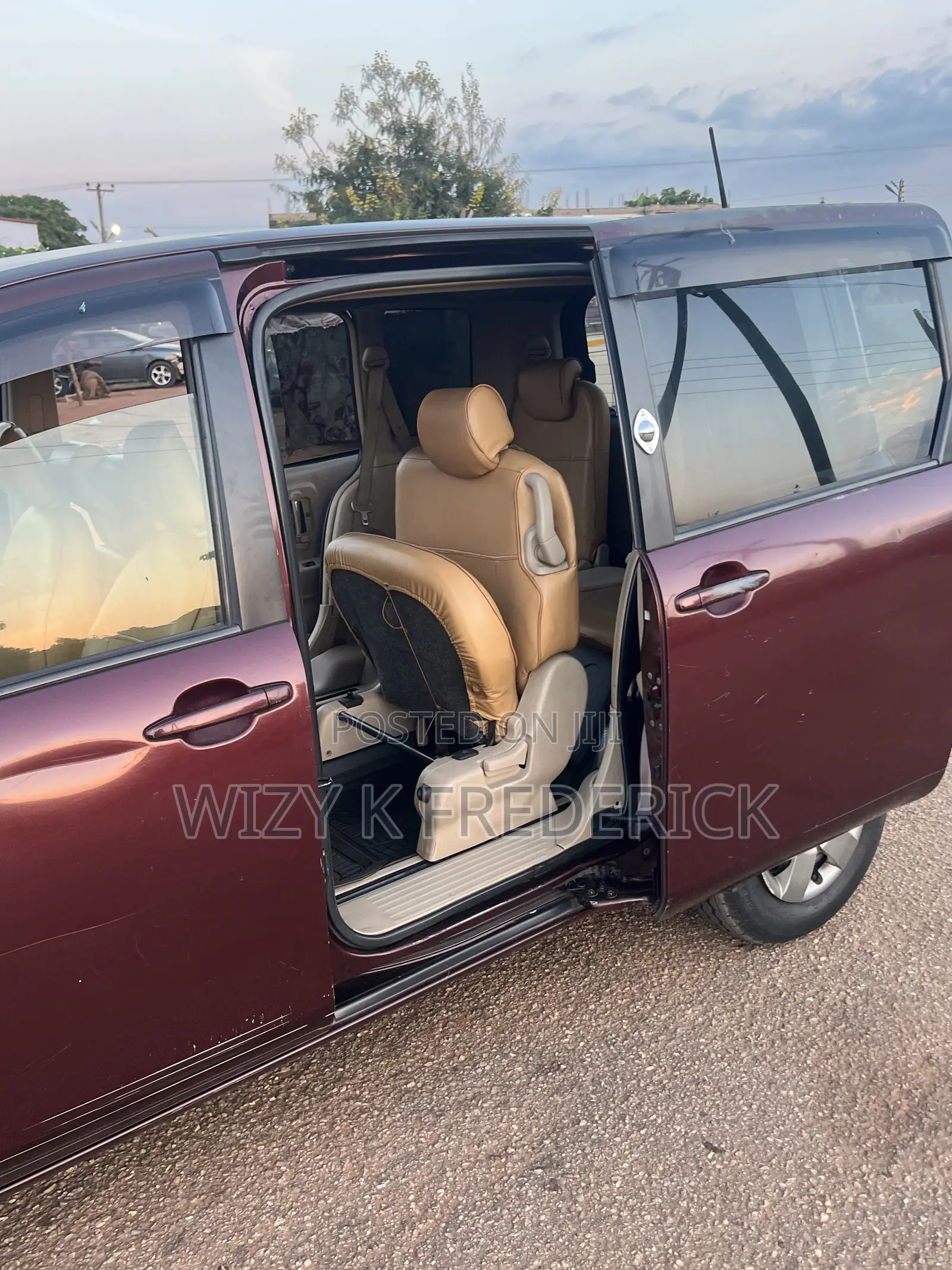 Toyota Sienta 1.5 FWD 2012 Brown