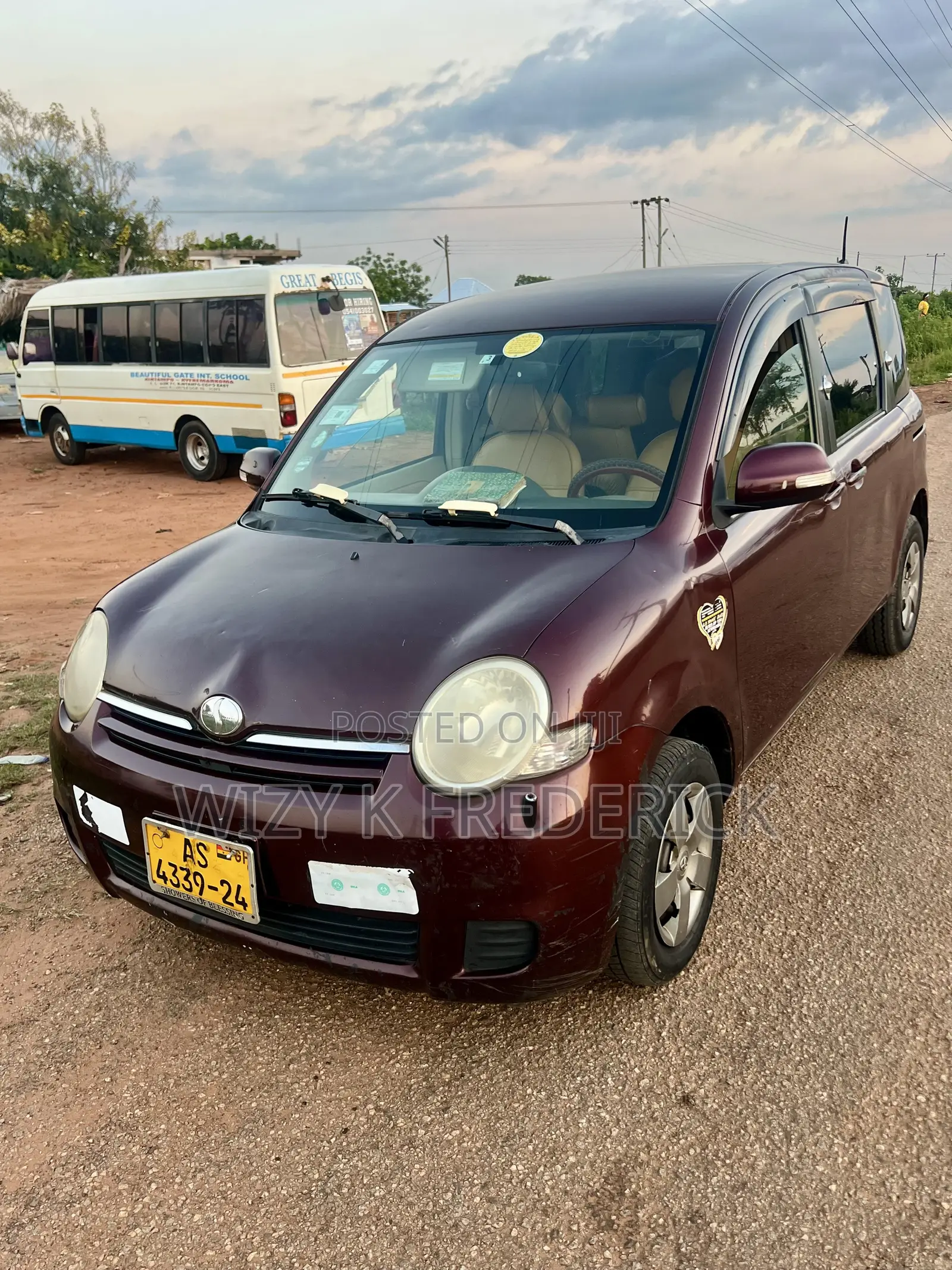Toyota Sienta 1.5 FWD 2012 Brown