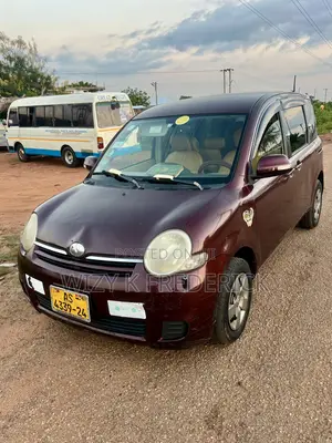 Toyota Sienta 1.5 FWD 2012 Brown