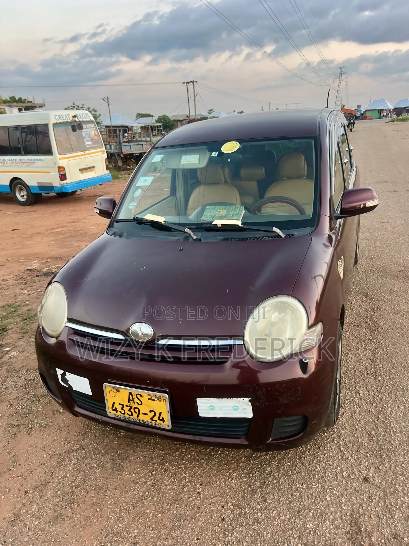 Toyota Sienta 1.5 FWD 2012 Brown