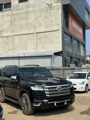 Toyota Land Cruiser LC300 2025 Black