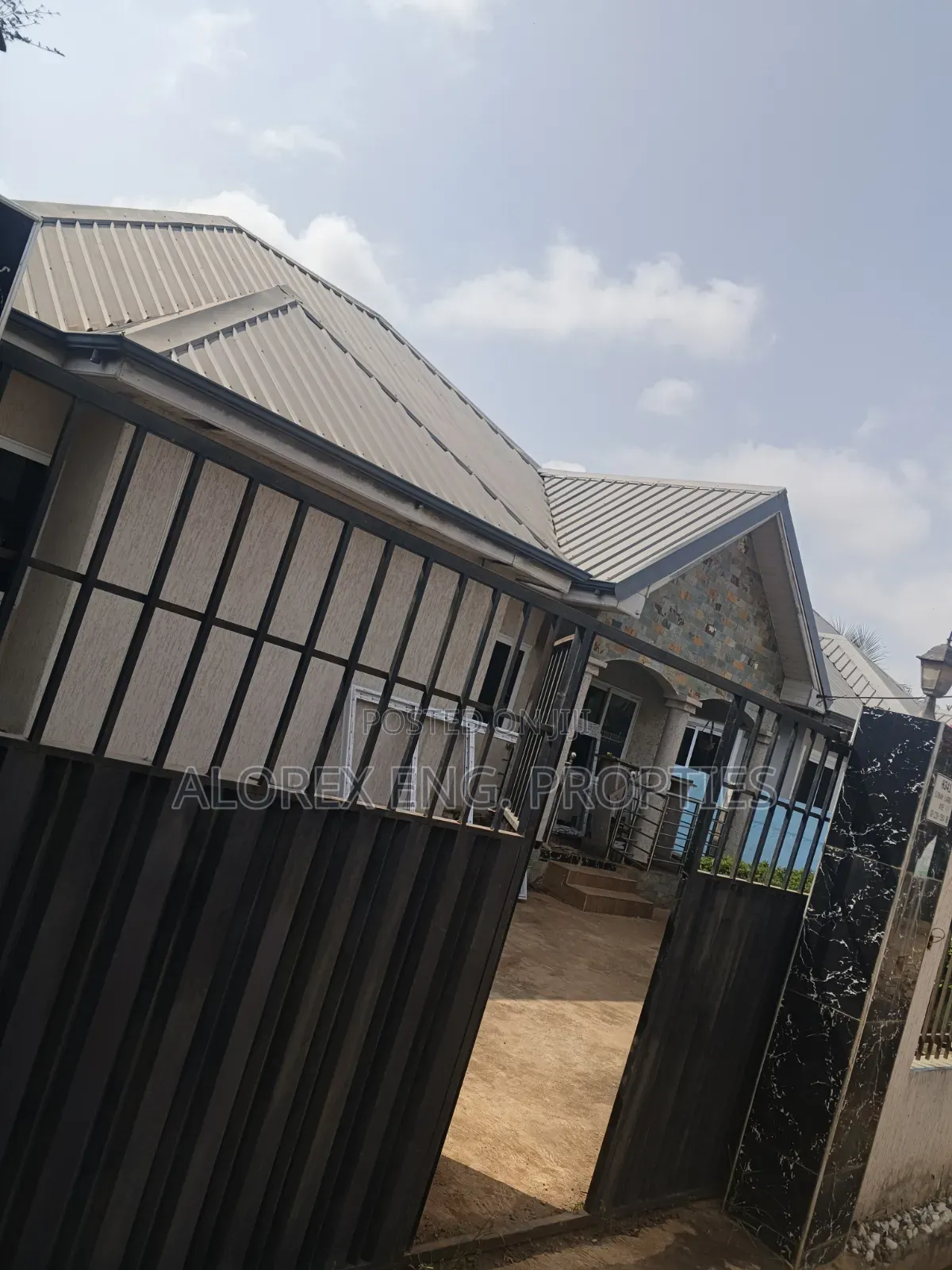 3bdrm House in Adenta, Amanfro, Frafraha for sale
