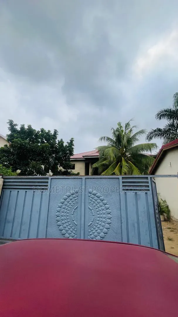 8bdrm Duplex in Ablekuma Canada, Pentecost for sale