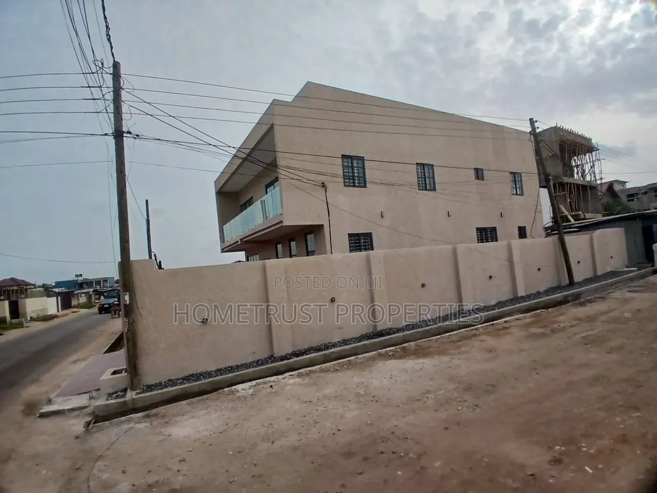 4bdrm Duplex in East Legon, American House for sale