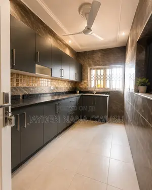8bdrm House in Osu for sale