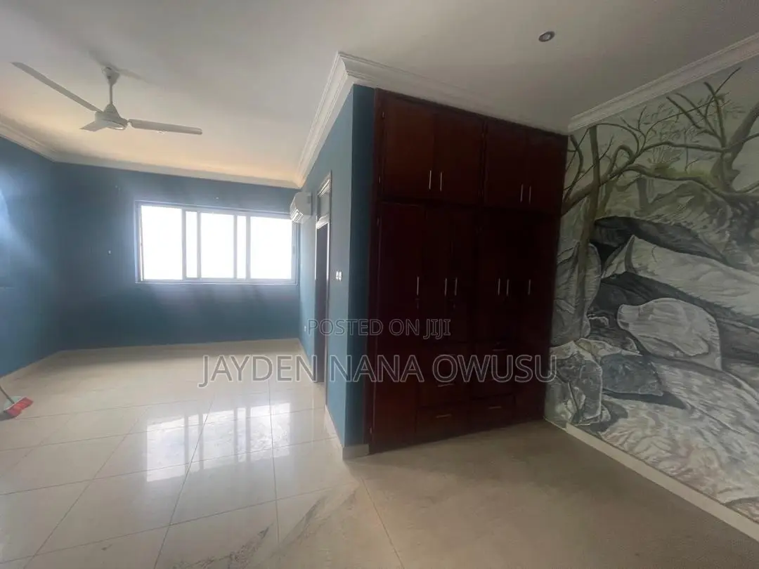 8bdrm House in Osu for sale