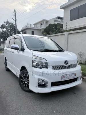 Toyota Voxy V 4WD 8-Seater 2011 White