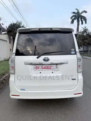 Toyota Voxy V 4WD 8-Seater 2011 White