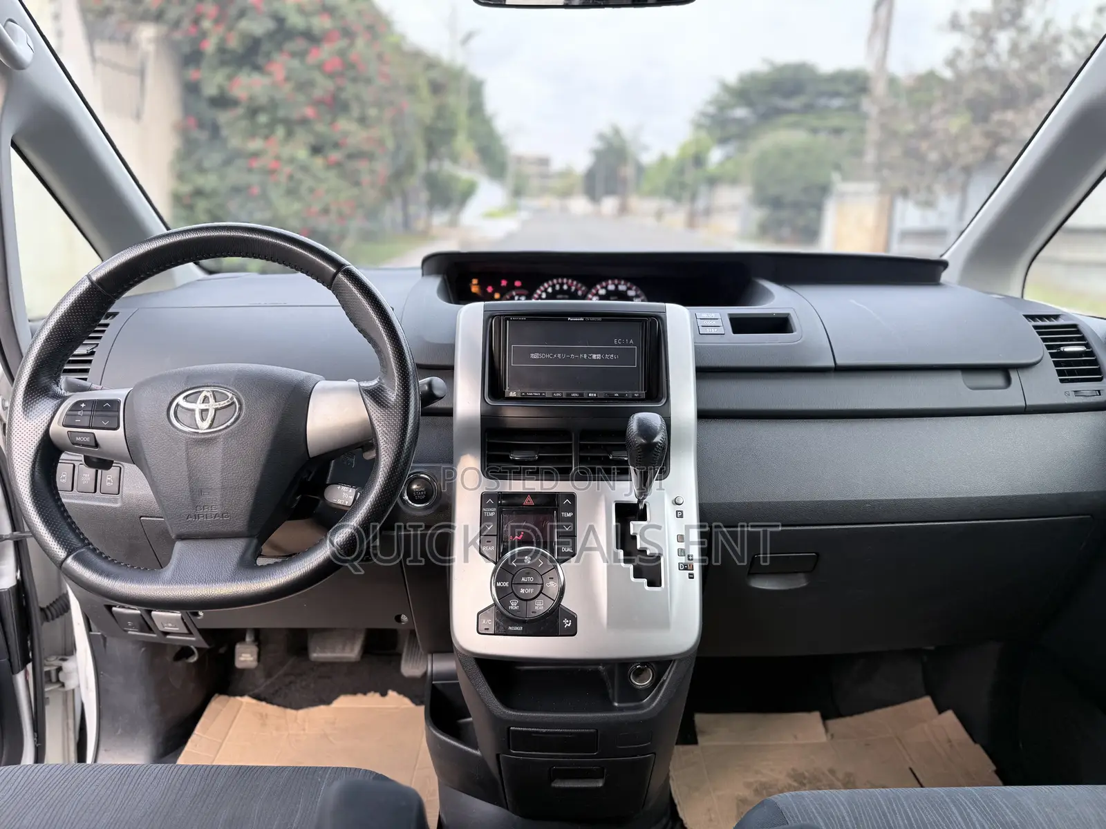 Toyota Voxy V 4WD 8-Seater 2011 White