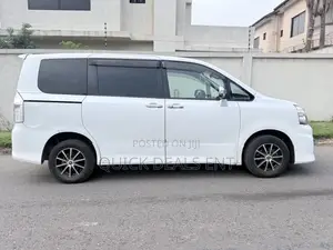 Toyota Voxy V 4WD 8-Seater 2011 White