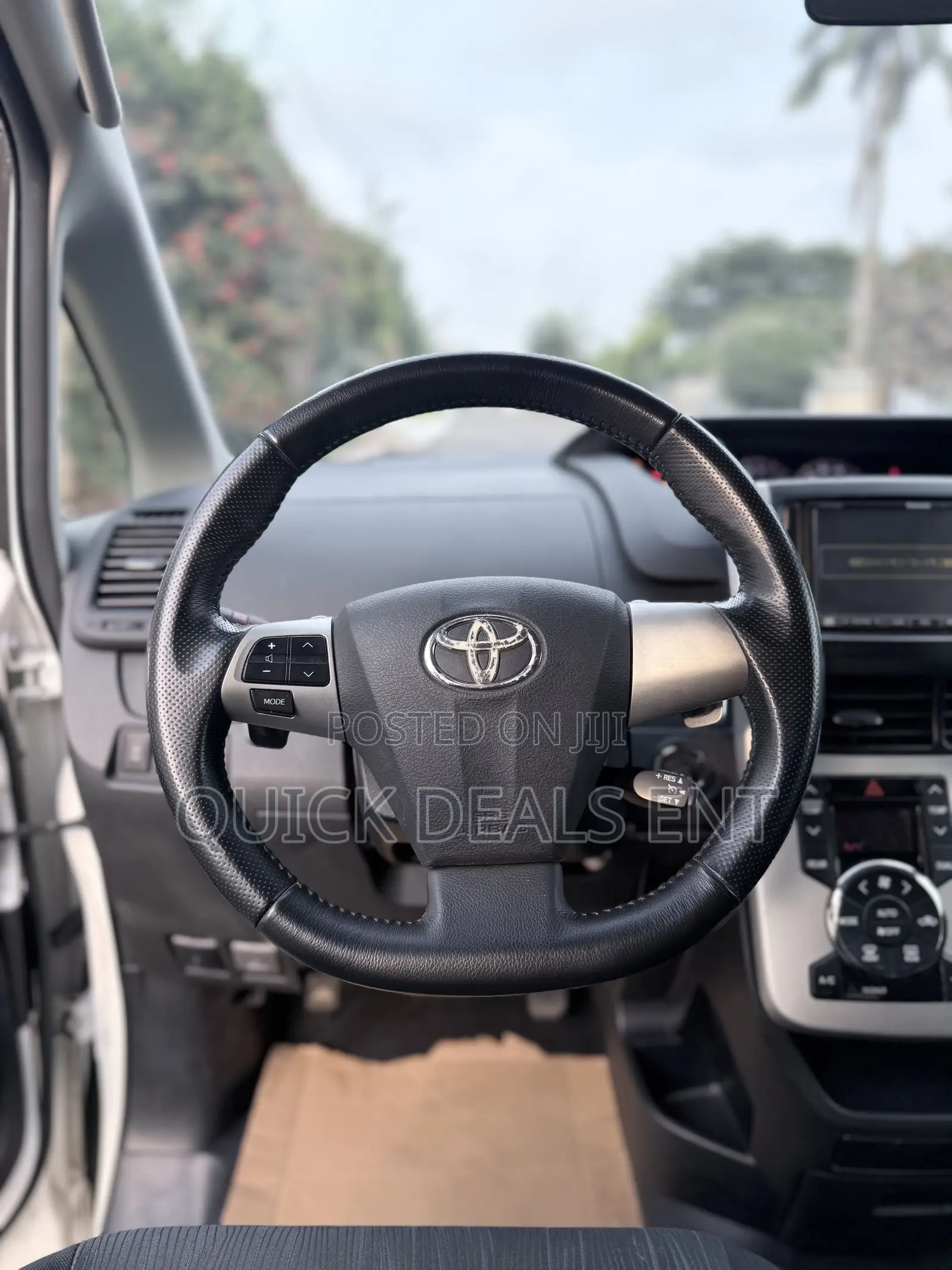 Toyota Voxy V 4WD 8-Seater 2011 White