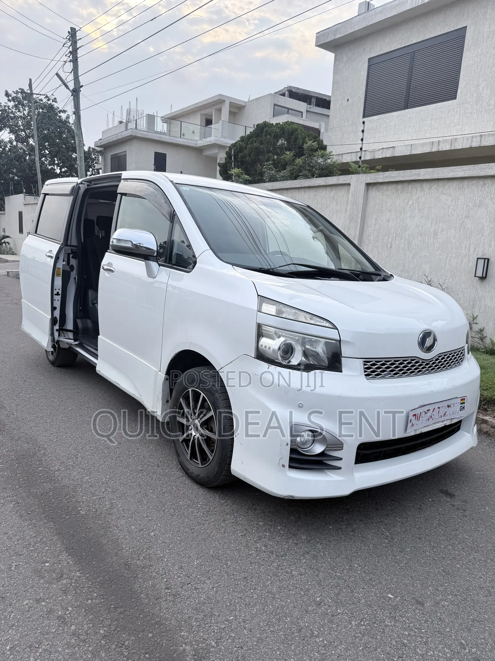 Toyota Voxy V 4WD 8-Seater 2011 White