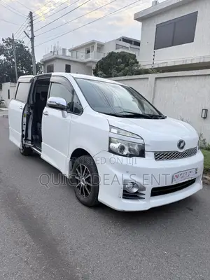 Toyota Voxy V 4WD 8-Seater 2011 White