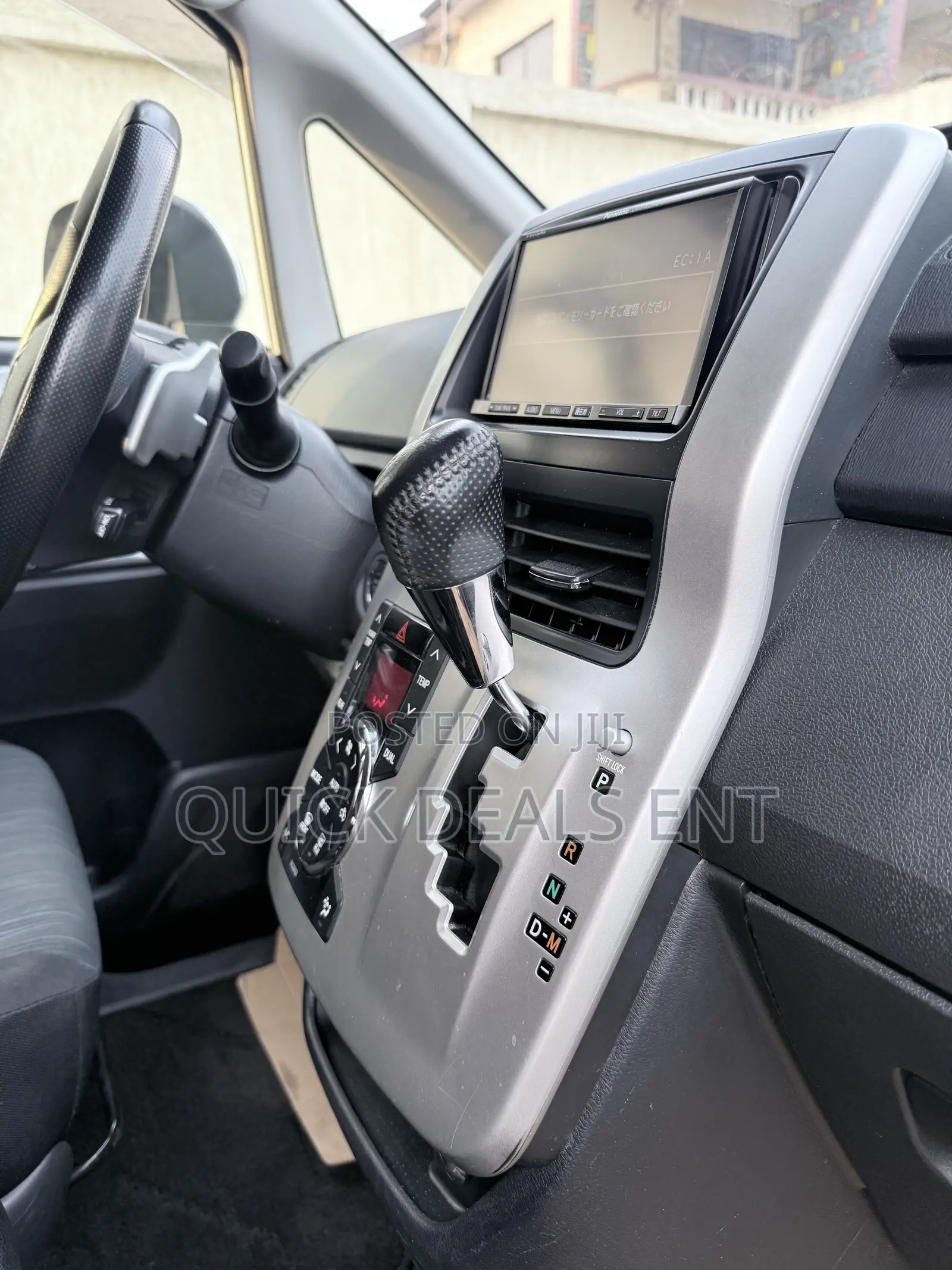 Toyota Voxy V 4WD 8-Seater 2011 White
