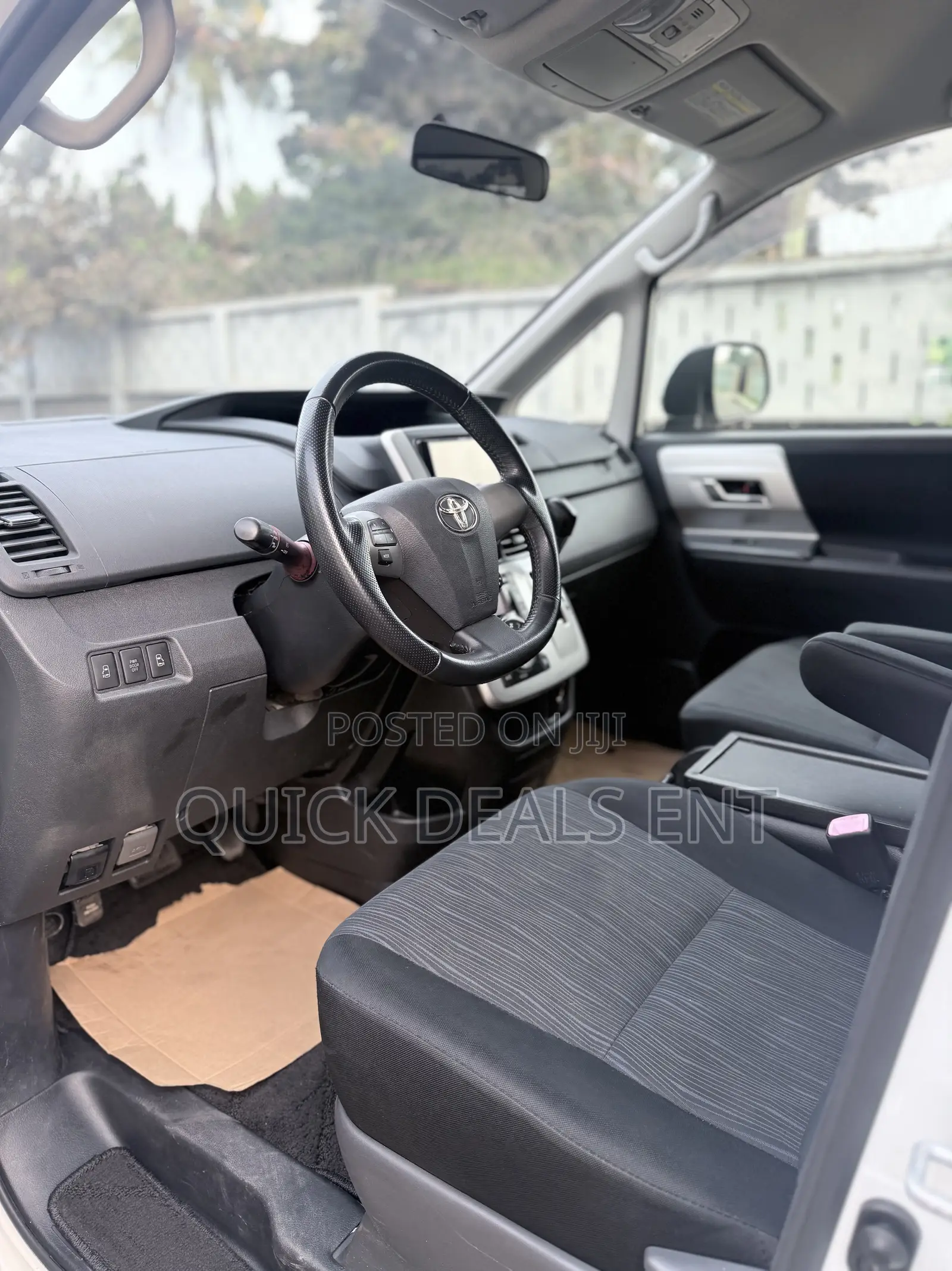 Toyota Voxy V 4WD 8-Seater 2011 White