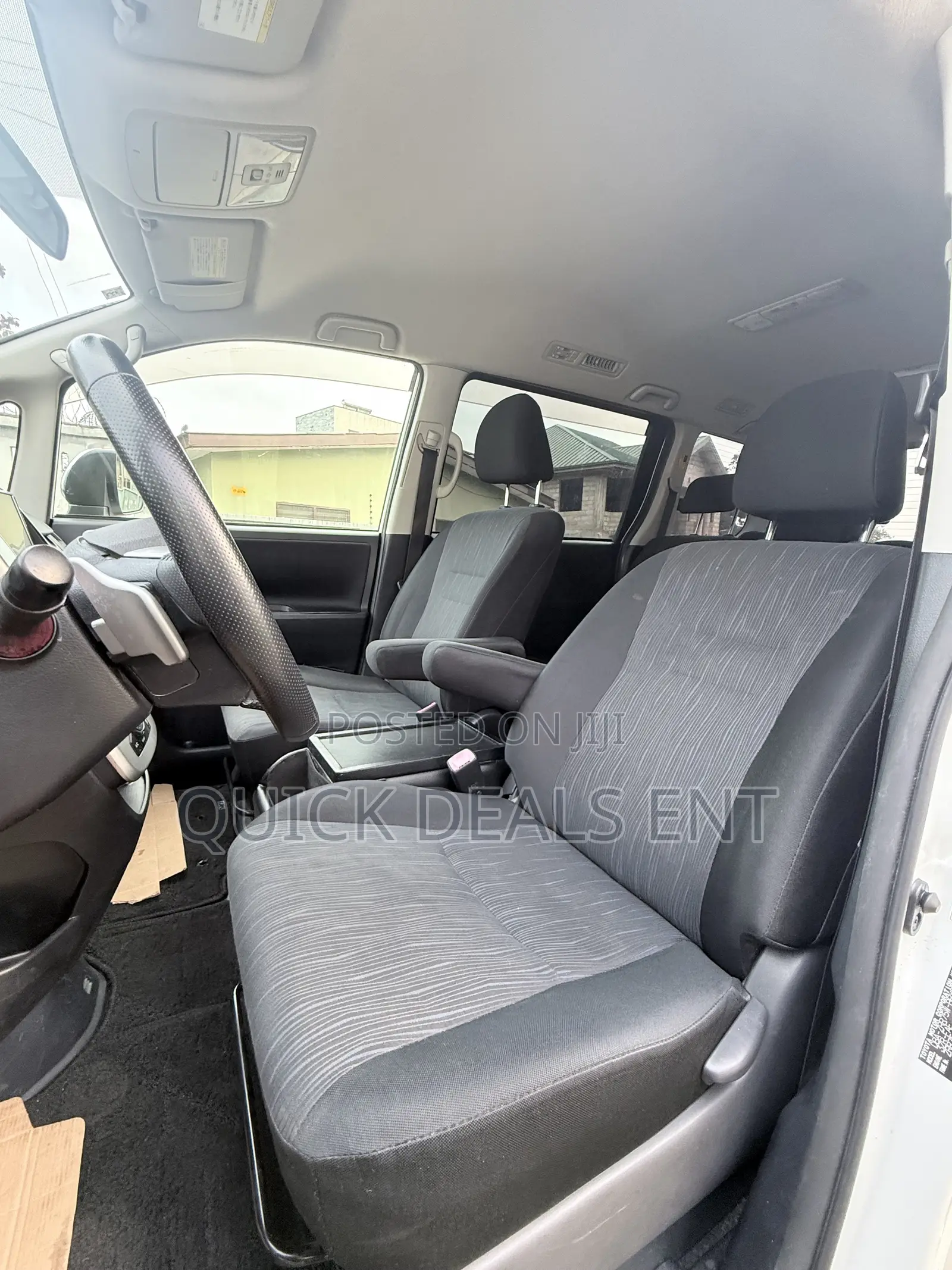 Toyota Voxy V 4WD 8-Seater 2011 White