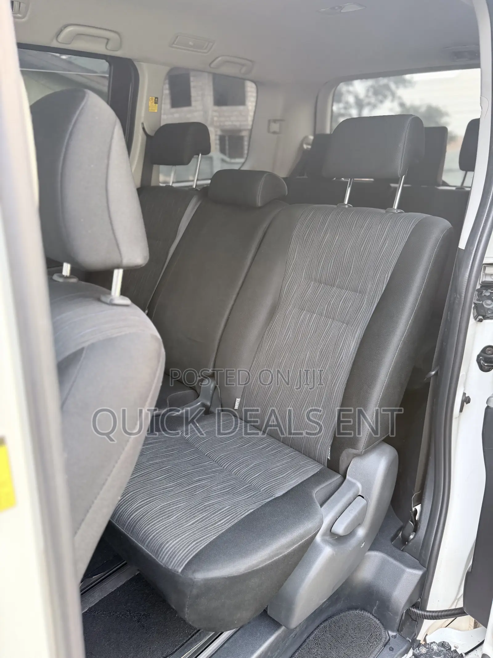 Toyota Voxy V 4WD 8-Seater 2011 White