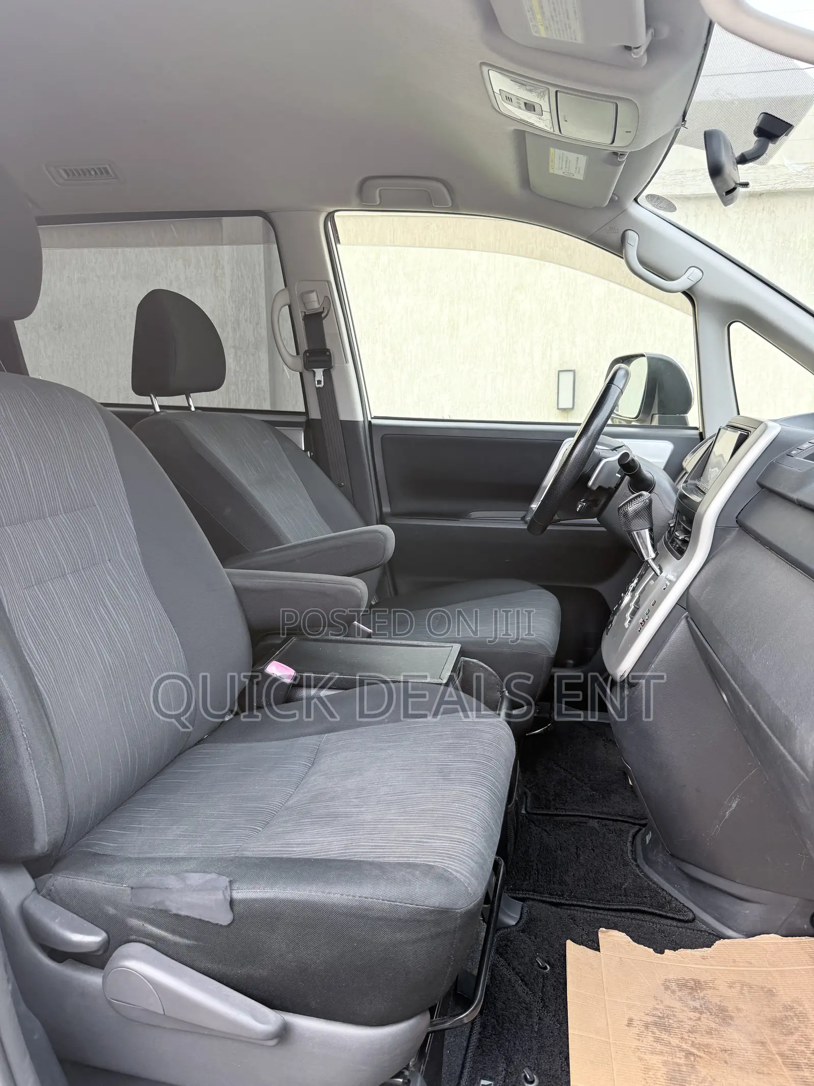 Toyota Voxy V 4WD 8-Seater 2011 White