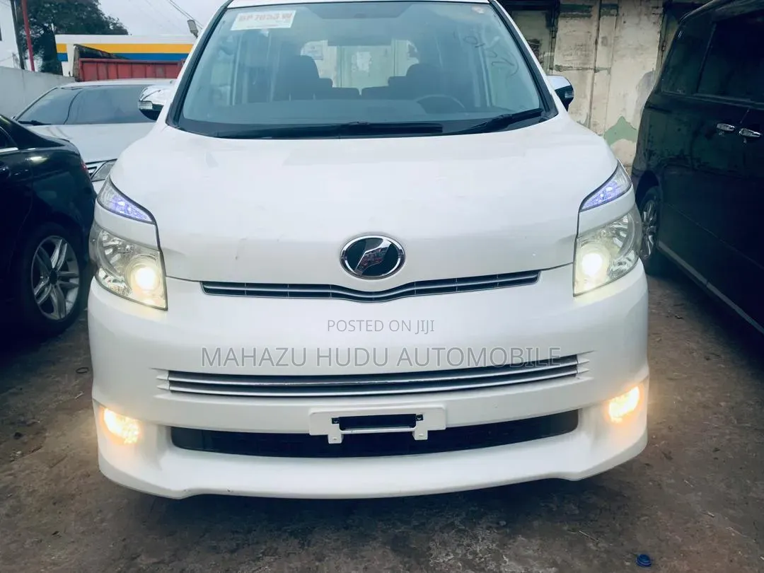 Toyota Voxy ZS 4WD 8-Seater 2011 White