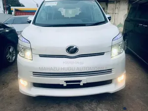 Toyota Voxy ZS 4WD 8-Seater 2011 White