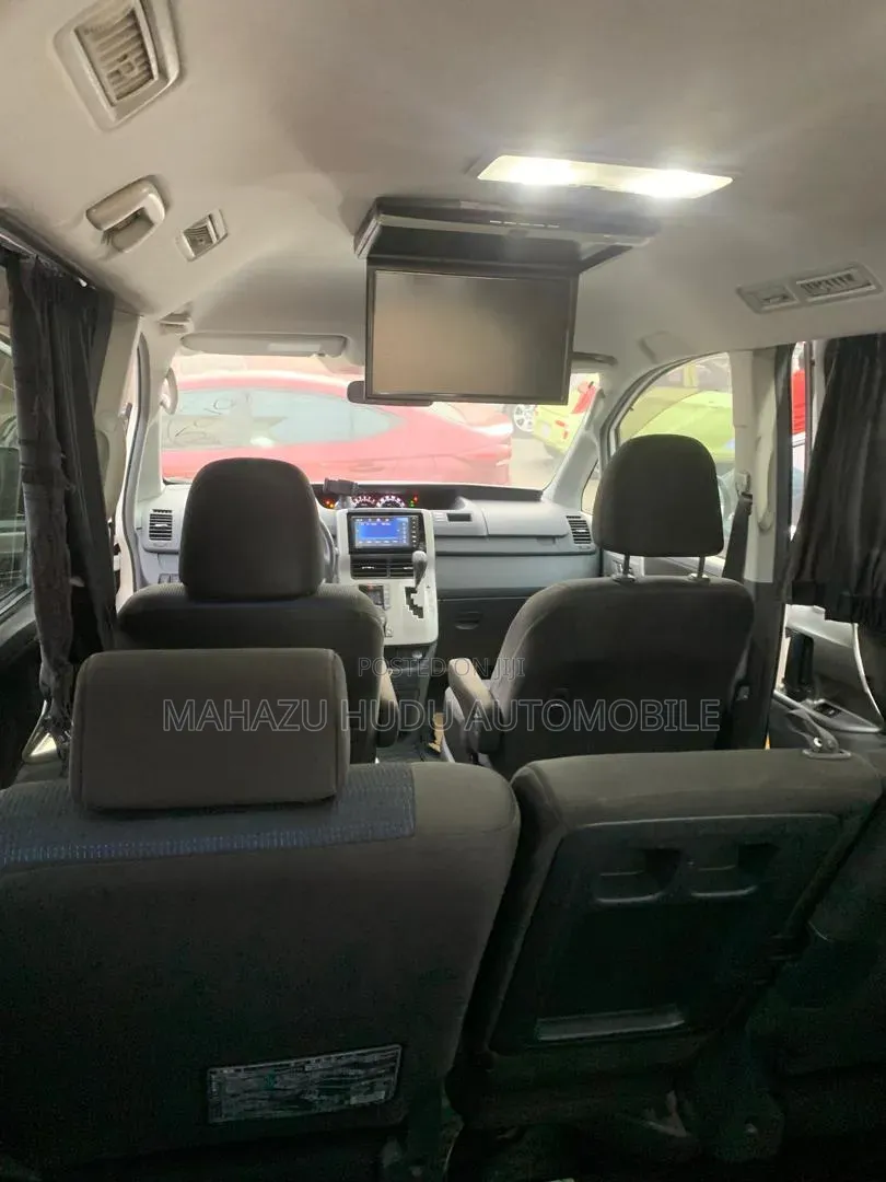 Toyota Voxy ZS 4WD 8-Seater 2011 White