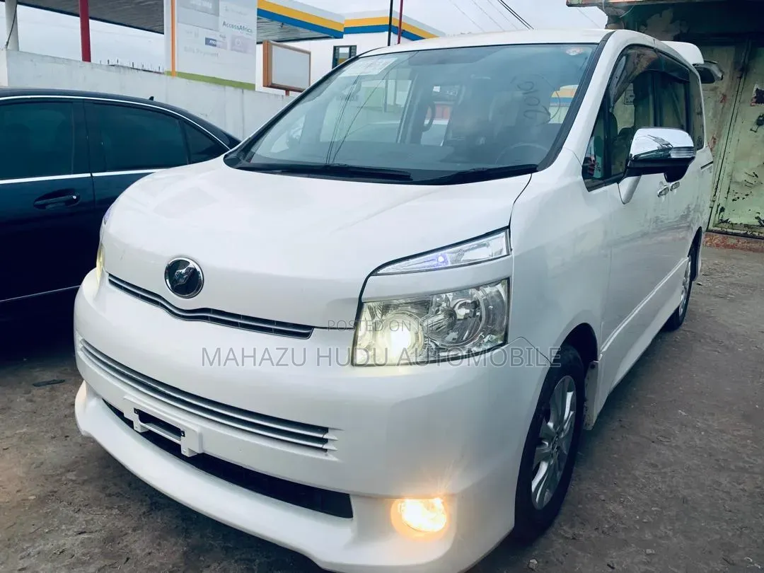 Toyota Voxy ZS 4WD 8-Seater 2011 White