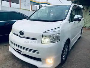 Toyota Voxy ZS 4WD 8-Seater 2011 White