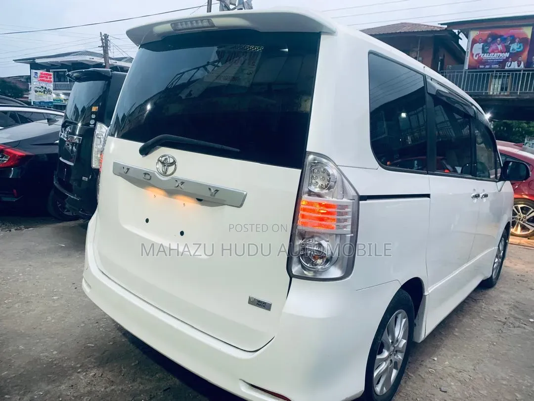 Toyota Voxy ZS 4WD 8-Seater 2011 White
