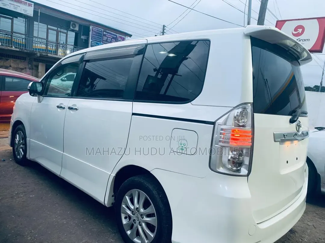 Toyota Voxy ZS 4WD 8-Seater 2011 White