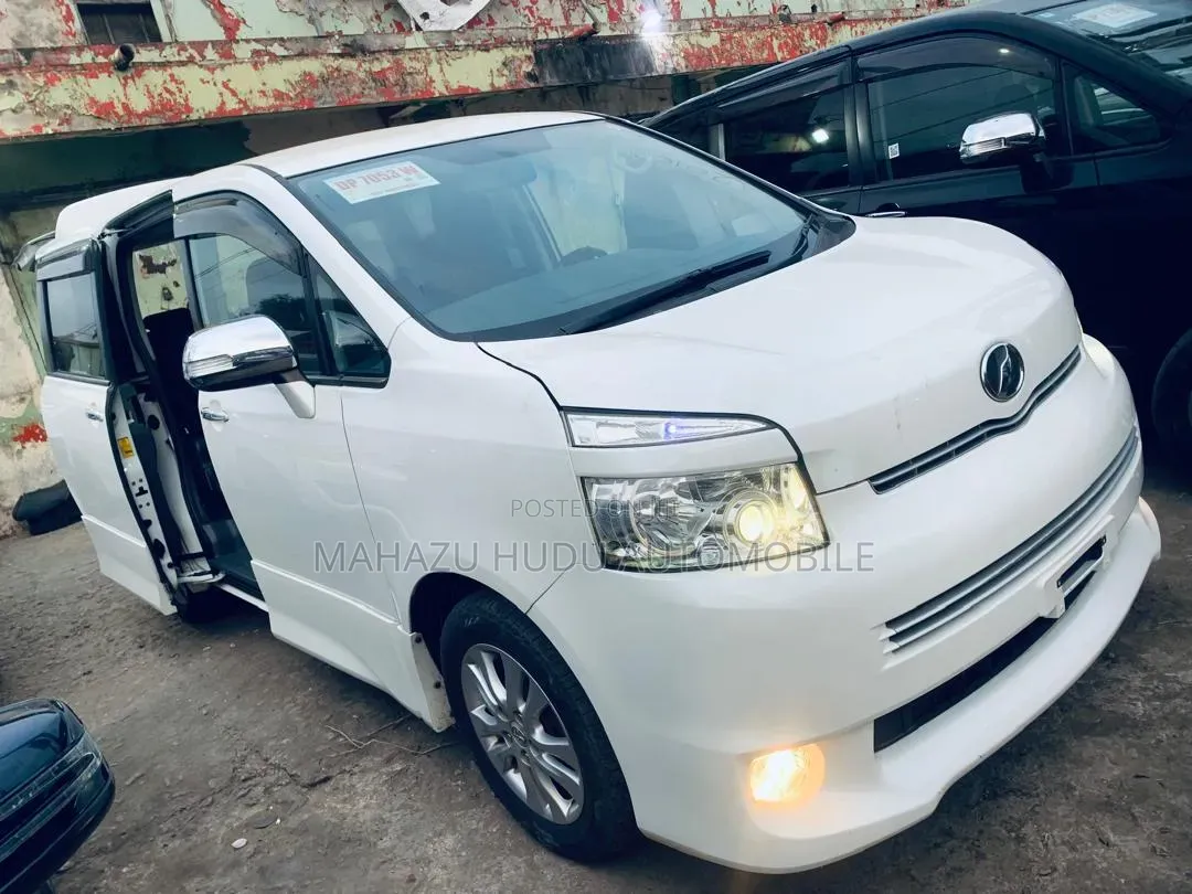 Toyota Voxy ZS 4WD 8-Seater 2011 White