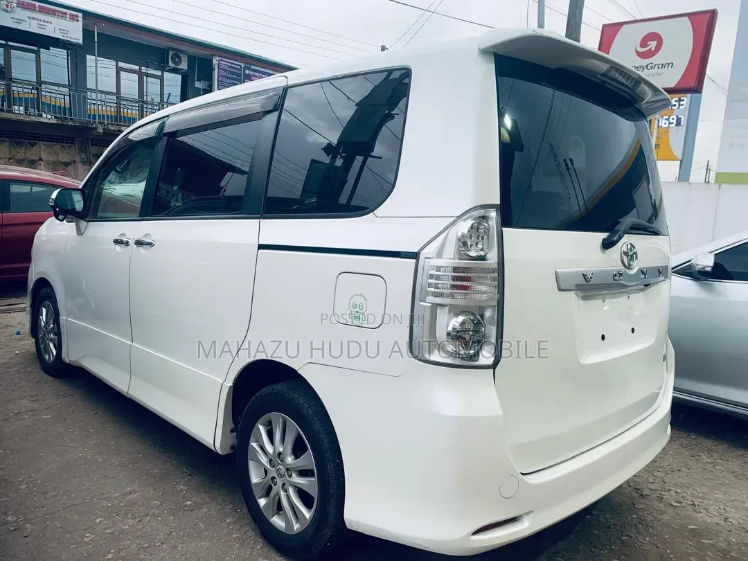Toyota Voxy ZS 4WD 8-Seater 2011 White