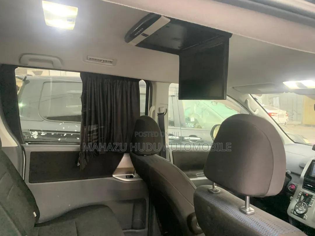 Toyota Voxy ZS 4WD 8-Seater 2011 White