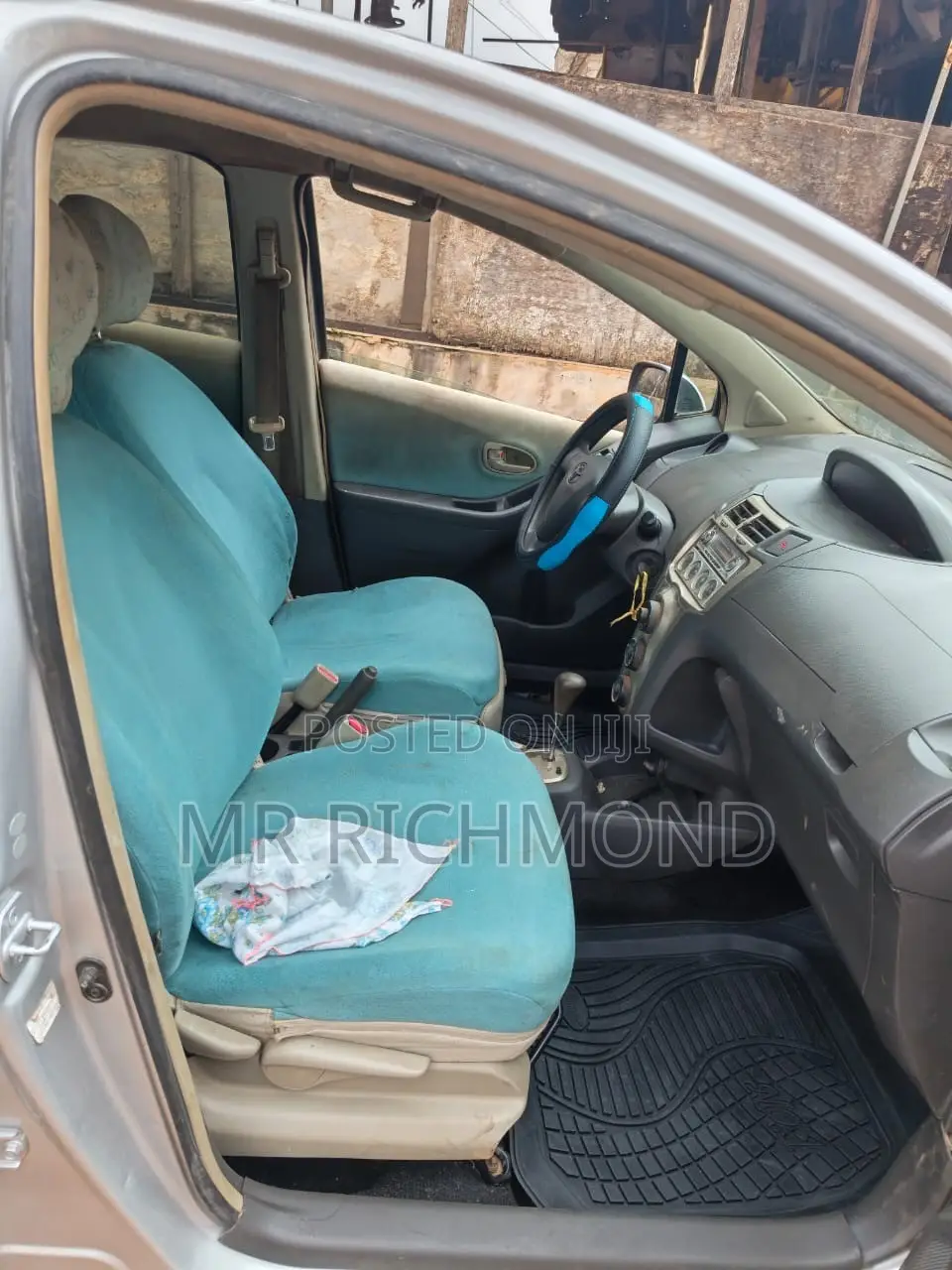Toyota Vitz 2010 Silver
