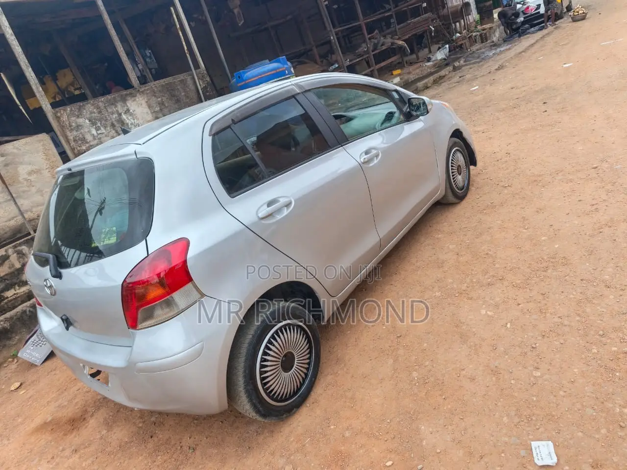Toyota Vitz 2010 Silver